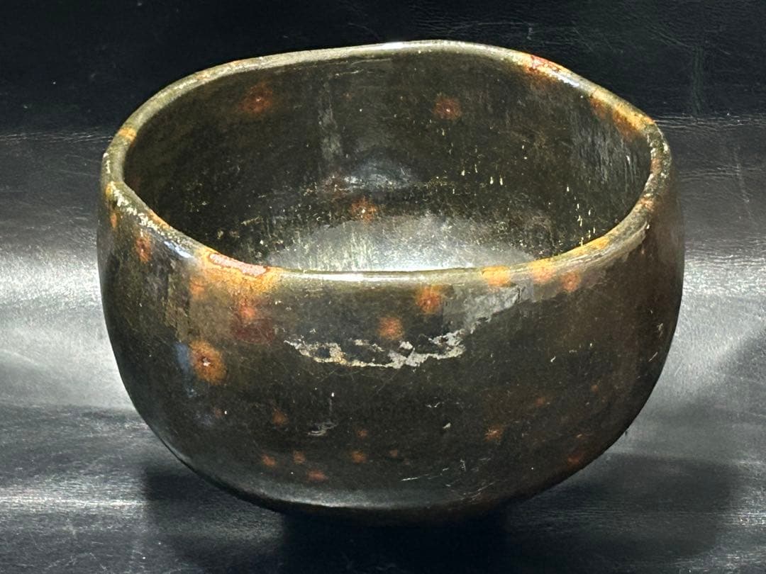 究極の美◾️蔵からかなり美しい朱色の斑点が浮かび上がる見事な黒茶碗が出て来ました。