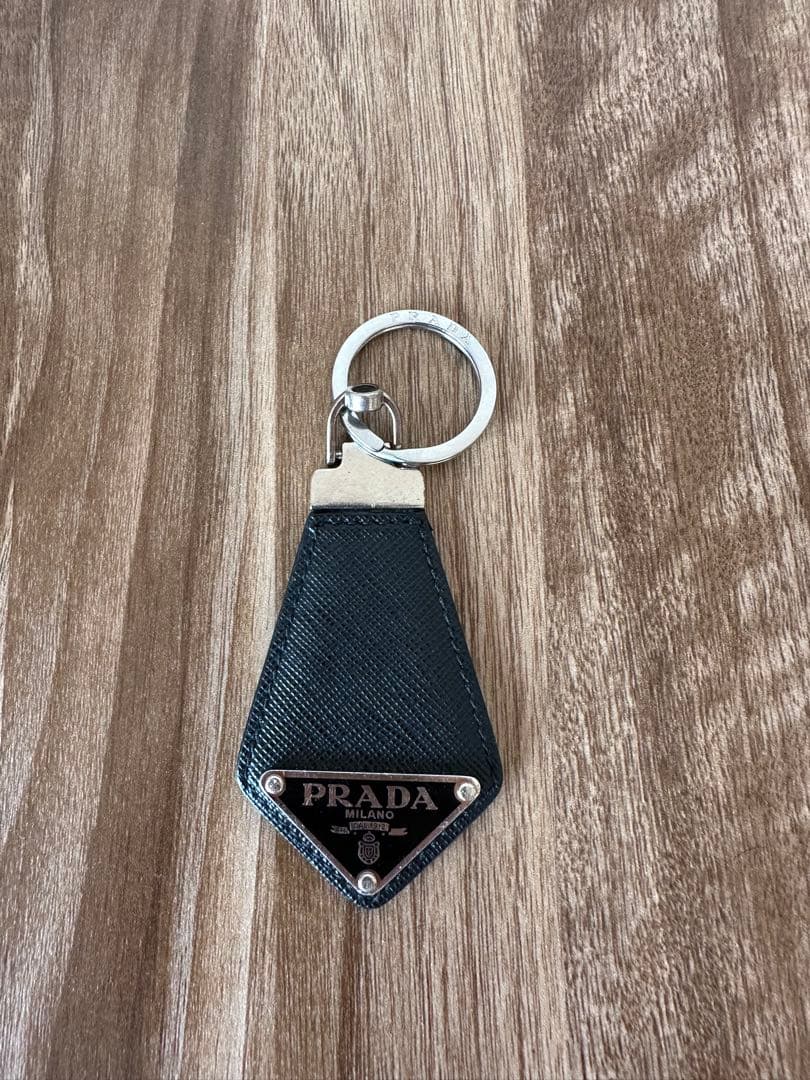 PRADA 黒 レザー キーホルダー キーリングダイヤモンド型