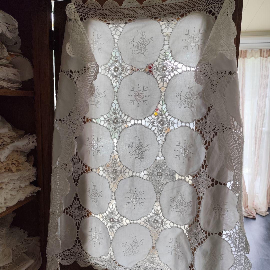 手刺繍入り円形パネル　手編みレース繋ぎ　ホワイト　フリークロス