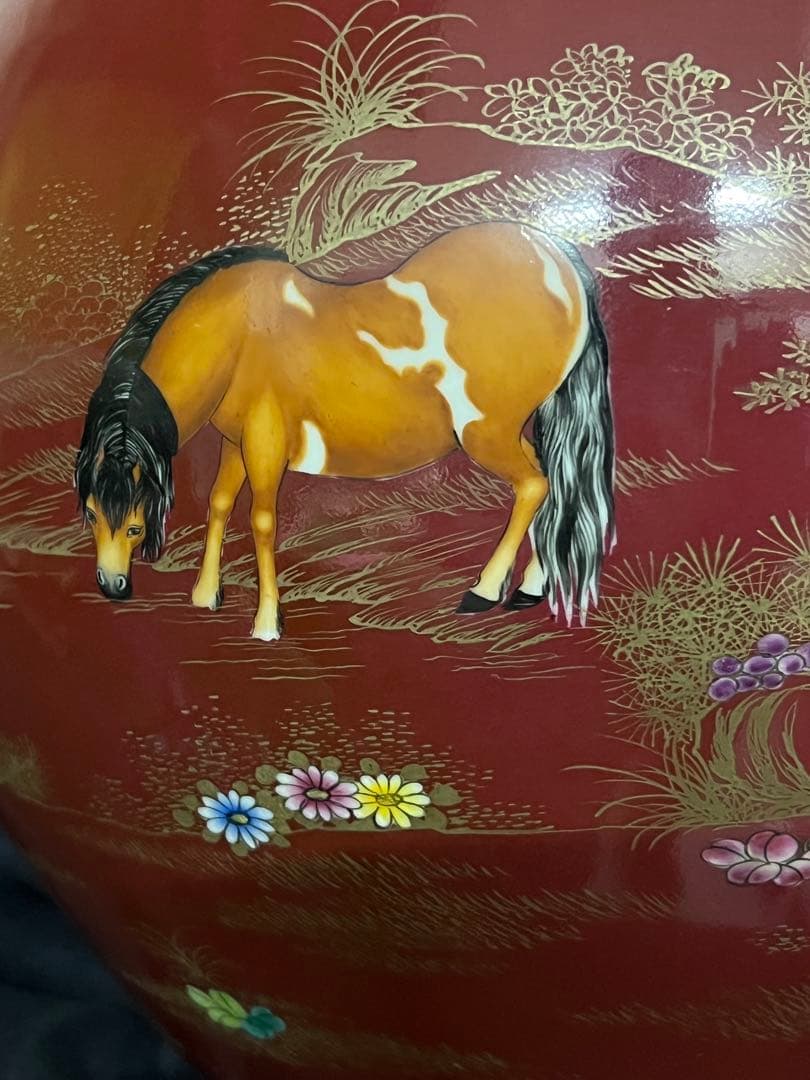 中国 骨董【大清乾龍年製】赤釉金彩草花紋馬図天球瓶