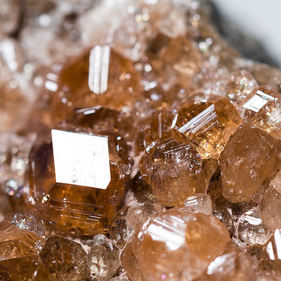 ジェフリー鉱山 天然石 原石 鉱物標本 鉱石 グロッシュラー ヘソナイト 635