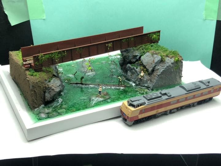 渓流の渓谷と釣り人と泳ぐ子ども達　ジオラマ