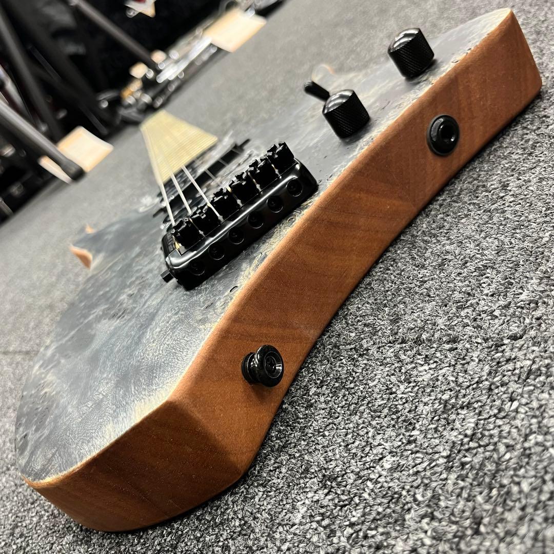 【11132】【新品】 ヘッドレスギター 汎用ケース付 ブラック✕ナチュラル