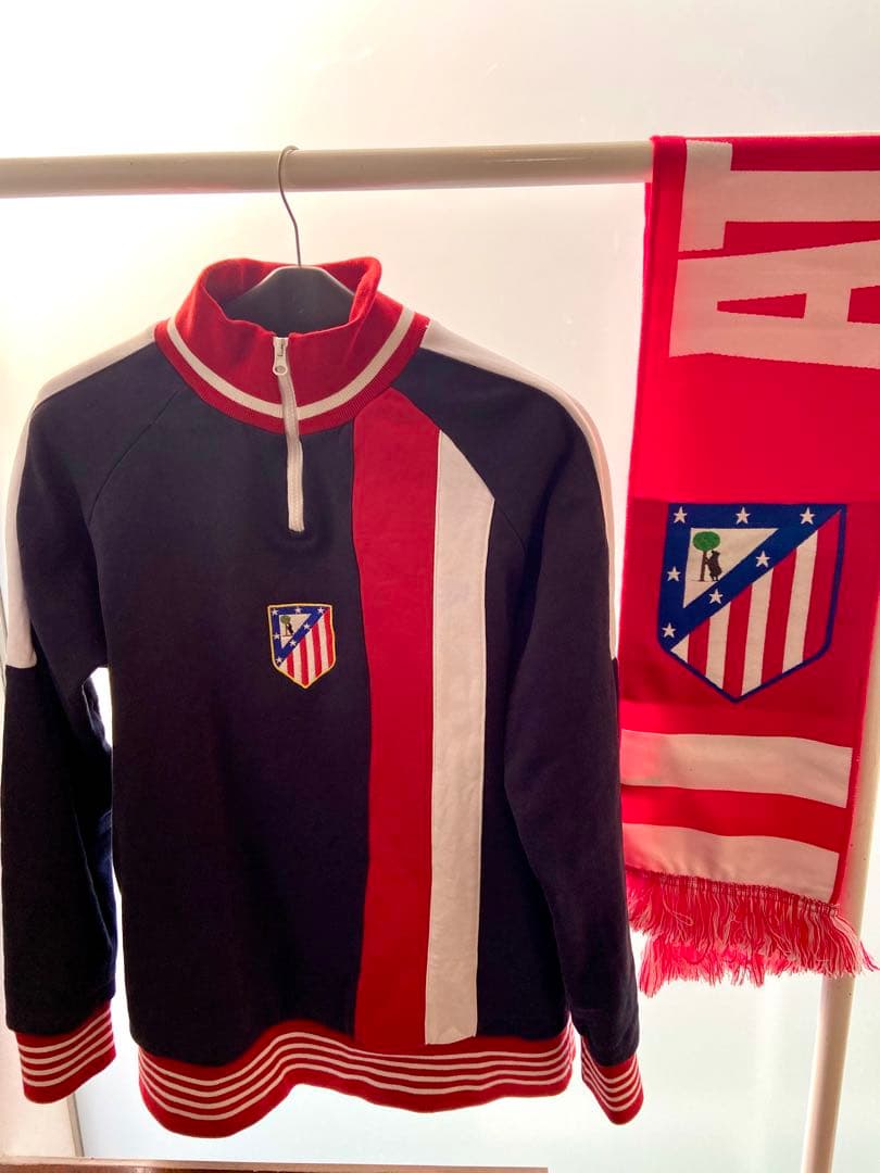 アトレティコ•マドリード　レトロスウェット(M)、マフラーセット