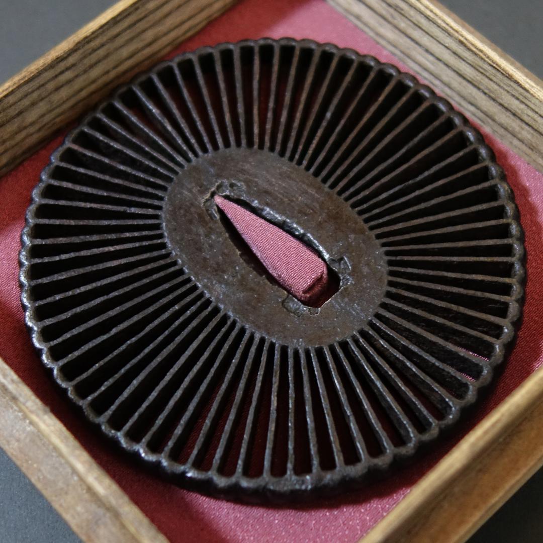 【 菊花透鐔 無銘 早乙女 】(鑑定書有) 鍔 鐔 刀装具 日本刀 武具 骨董