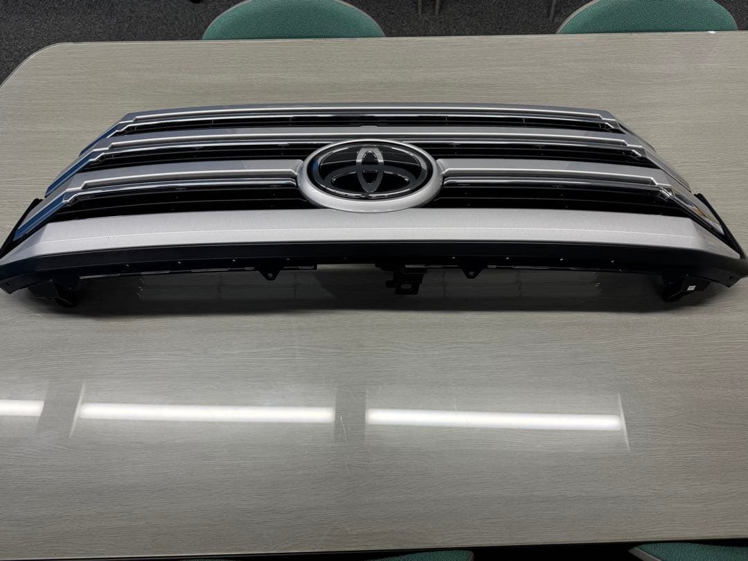 トヨタ ランクル300 純正グリル