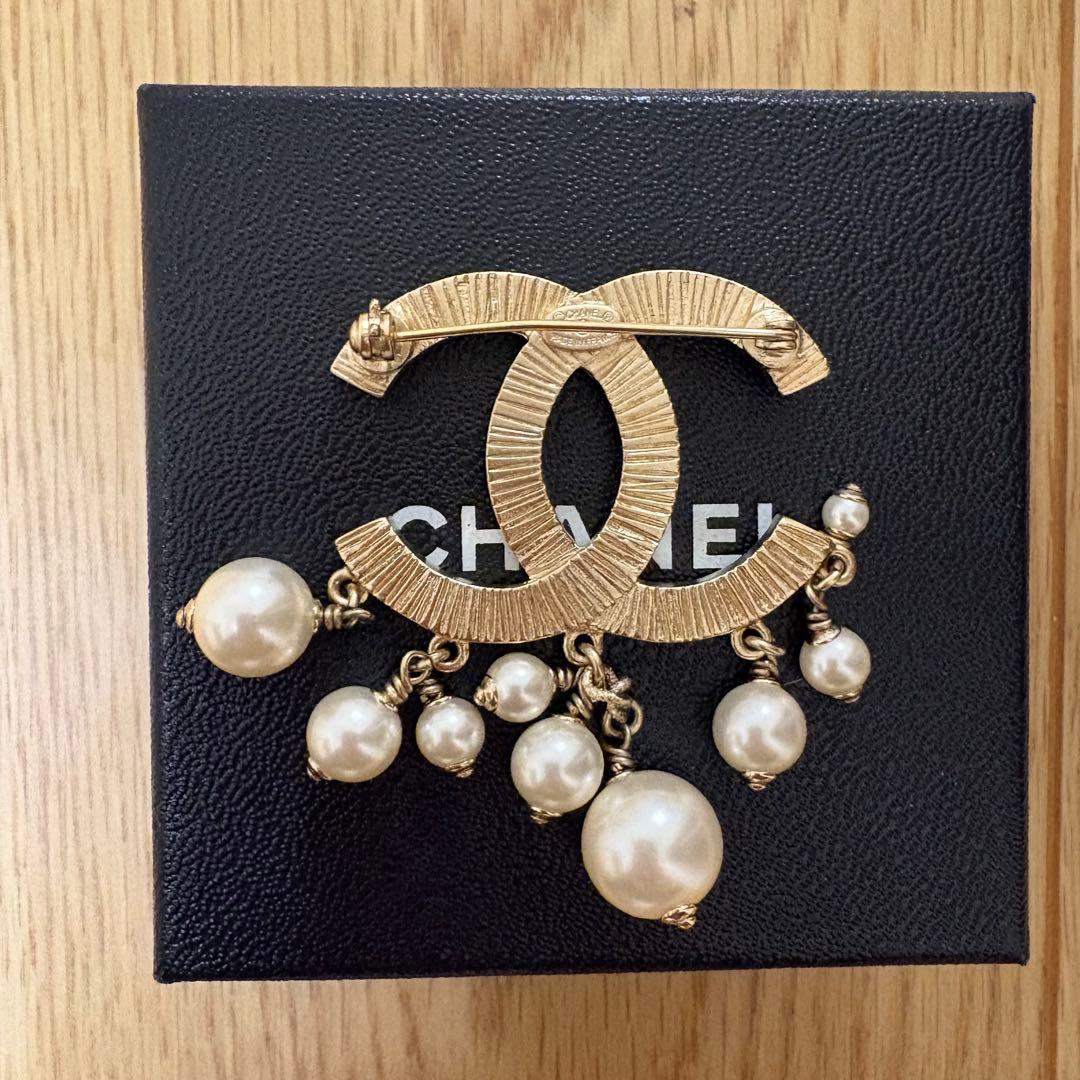 【CHANEL】ロゴブローチ