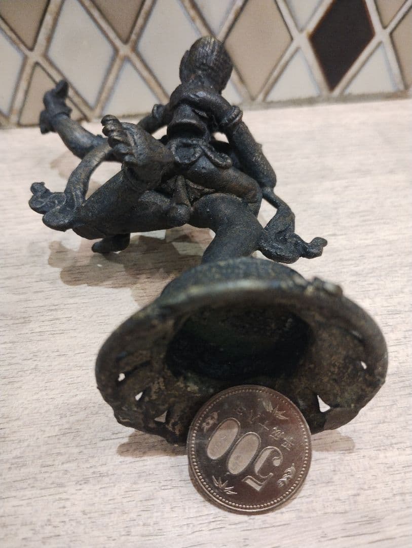 多腕の神話的金属像