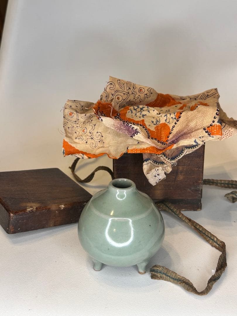 明代 龍泉窯 青磁 三足小瓶 香炉形 茶道具 骨董 共箱付