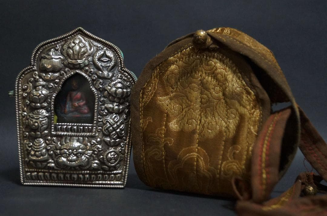 オールドチベット ガウ携帯祭壇『薬師如来』仏像窓銀製装飾手造り打出し装飾密教法具