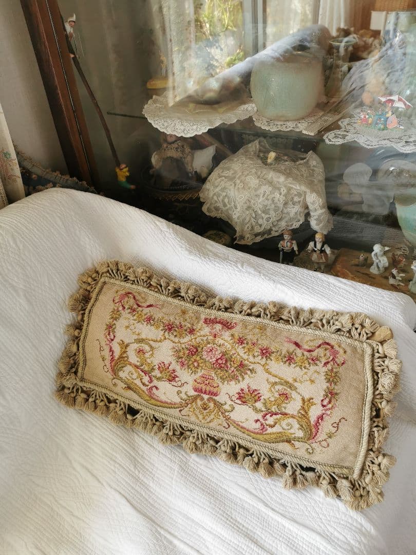 アンティーク プチポワン 薔薇のガーランドのニードルポイント クッションカバー