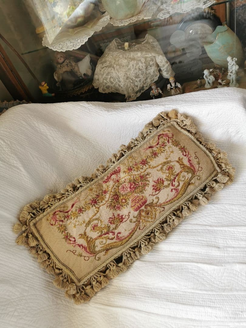 アンティーク プチポワン 薔薇のガーランドのニードルポイント クッションカバー