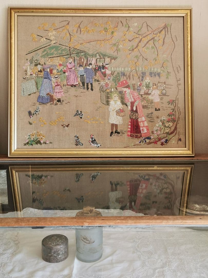 アンティーク ニードルポイント刺繍 ガラス額装 マルシェ 朝市の賑わい 犬 小鳥