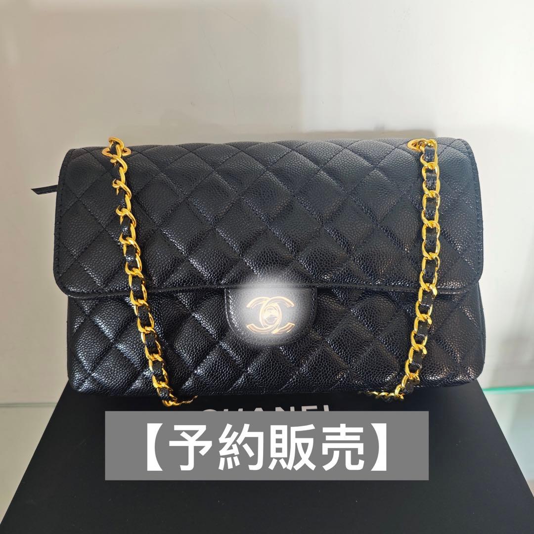 ブラックのレザーにゴールドチェーンが特徴のキルティングデザインのショルダーバッグ