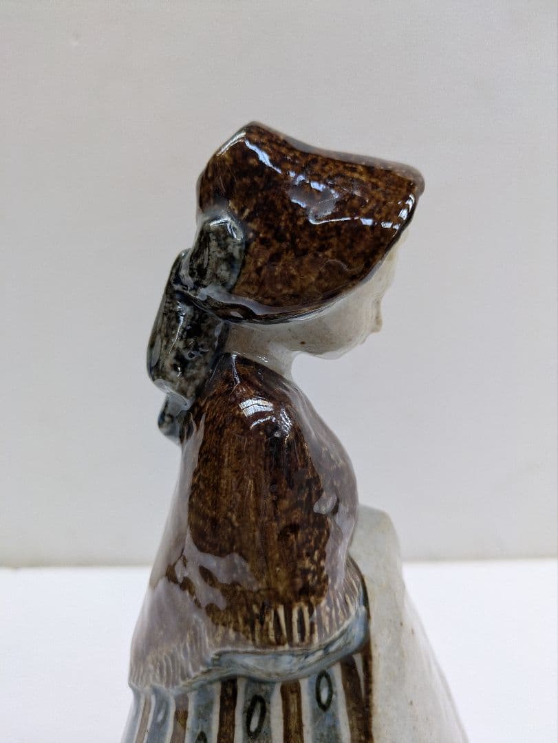 ビング＆グロンダールの大きなヴィンテージ磁器の置物 - 民族衣装を着た女性