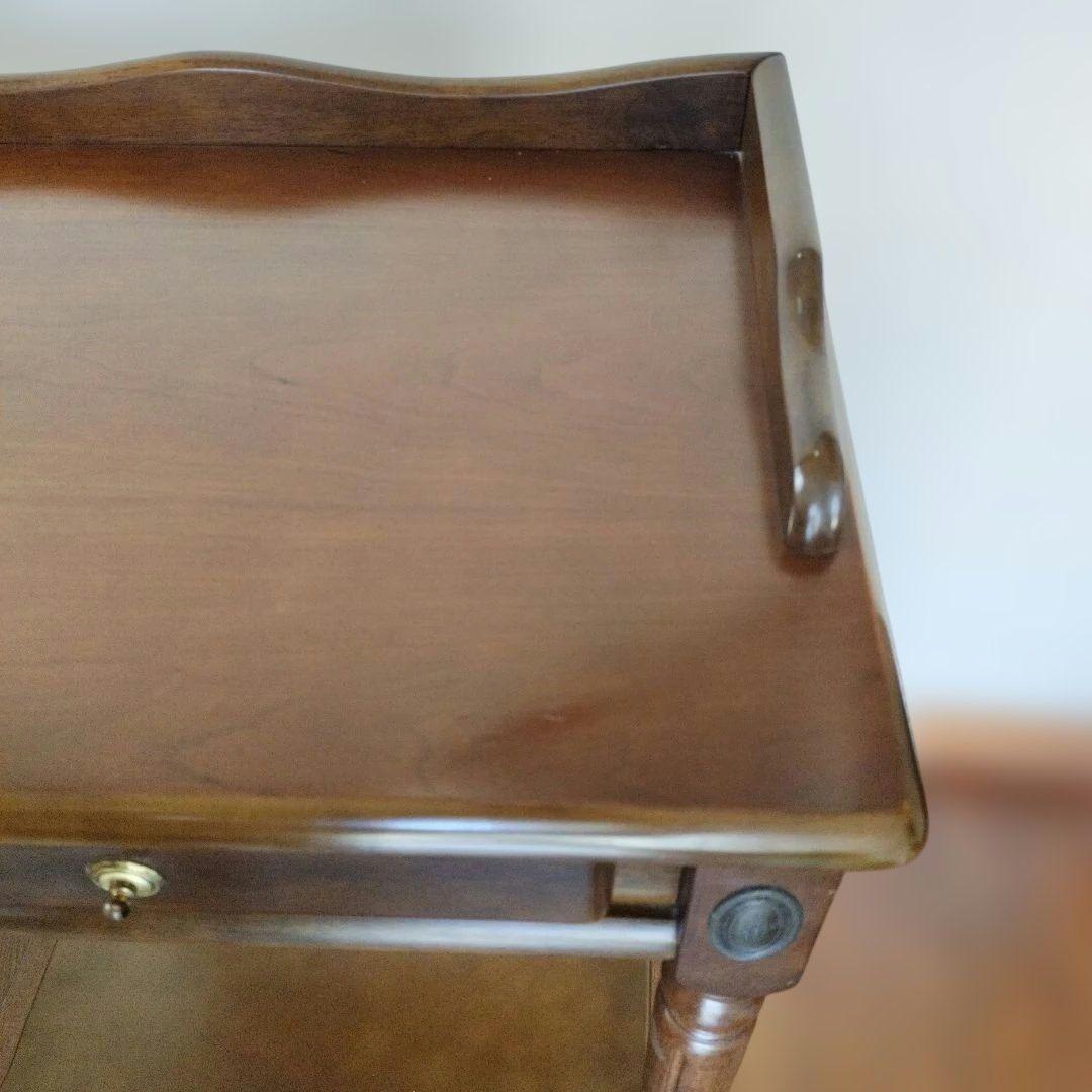 マレーシア製 クラシック 木製サイドテーブル　引き出し付き／アンティーク調