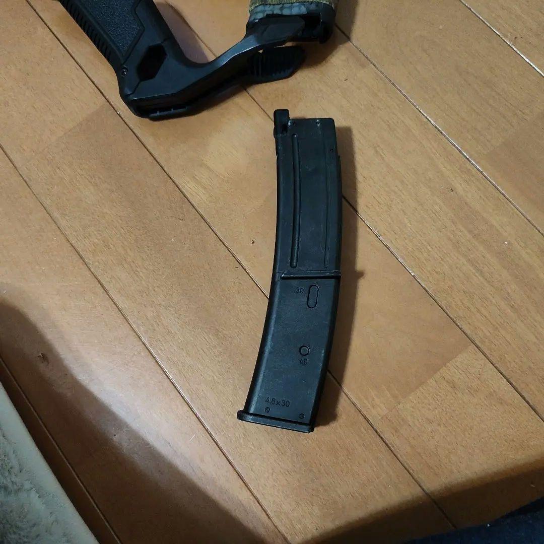 東京マルイMP7　ガスブローバック　サイト付き　迷彩塗装　グリップ付き