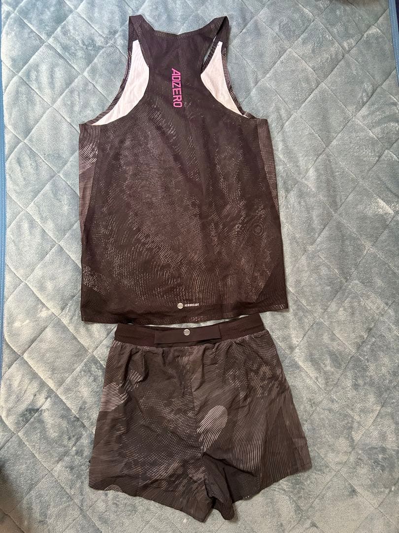 アディダス　アディゼロ　ランニングシングレットとショーツセット　陸上ユニフォーム