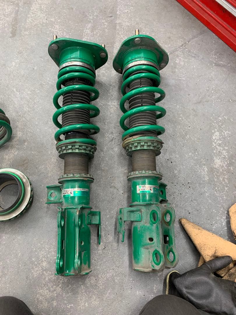 プリウスα車高調