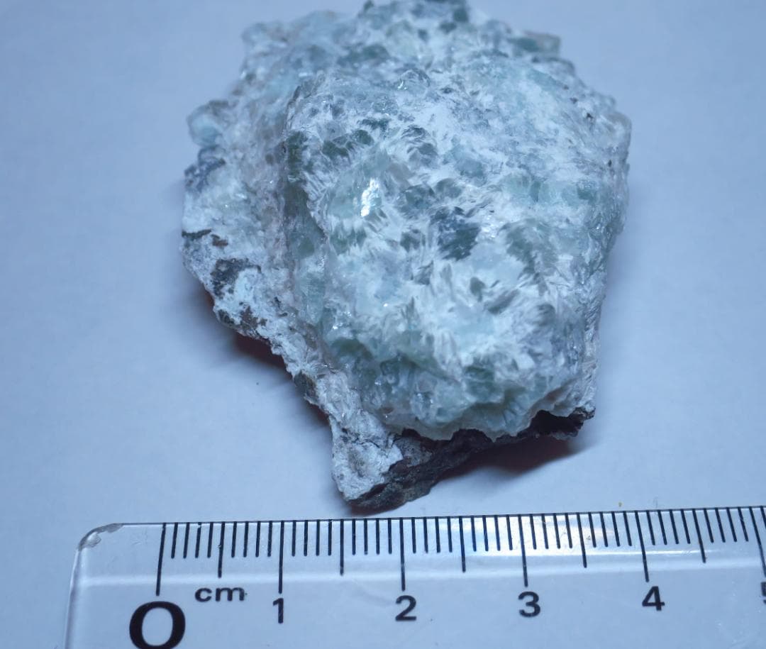 ターブッタイト ターブット石Tarbuttite 　蛍光鉱物　鉱物標本