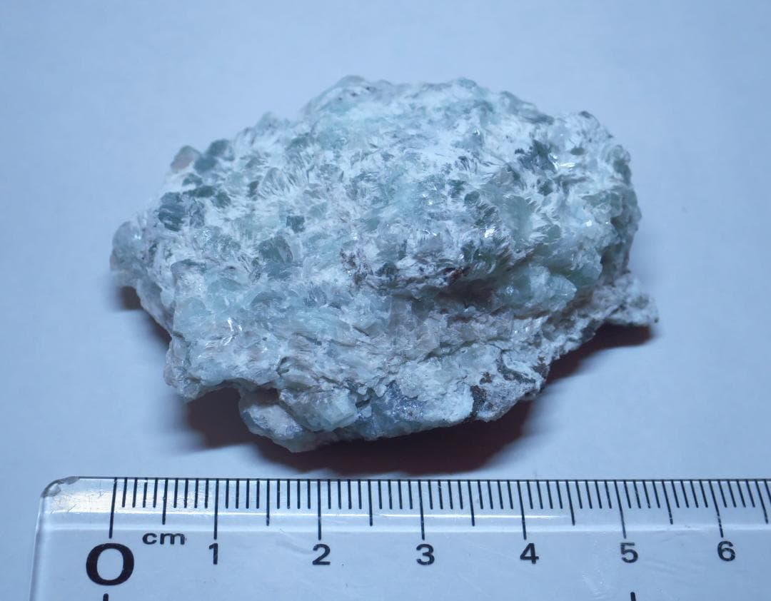 ターブッタイト ターブット石Tarbuttite 　蛍光鉱物　鉱物標本