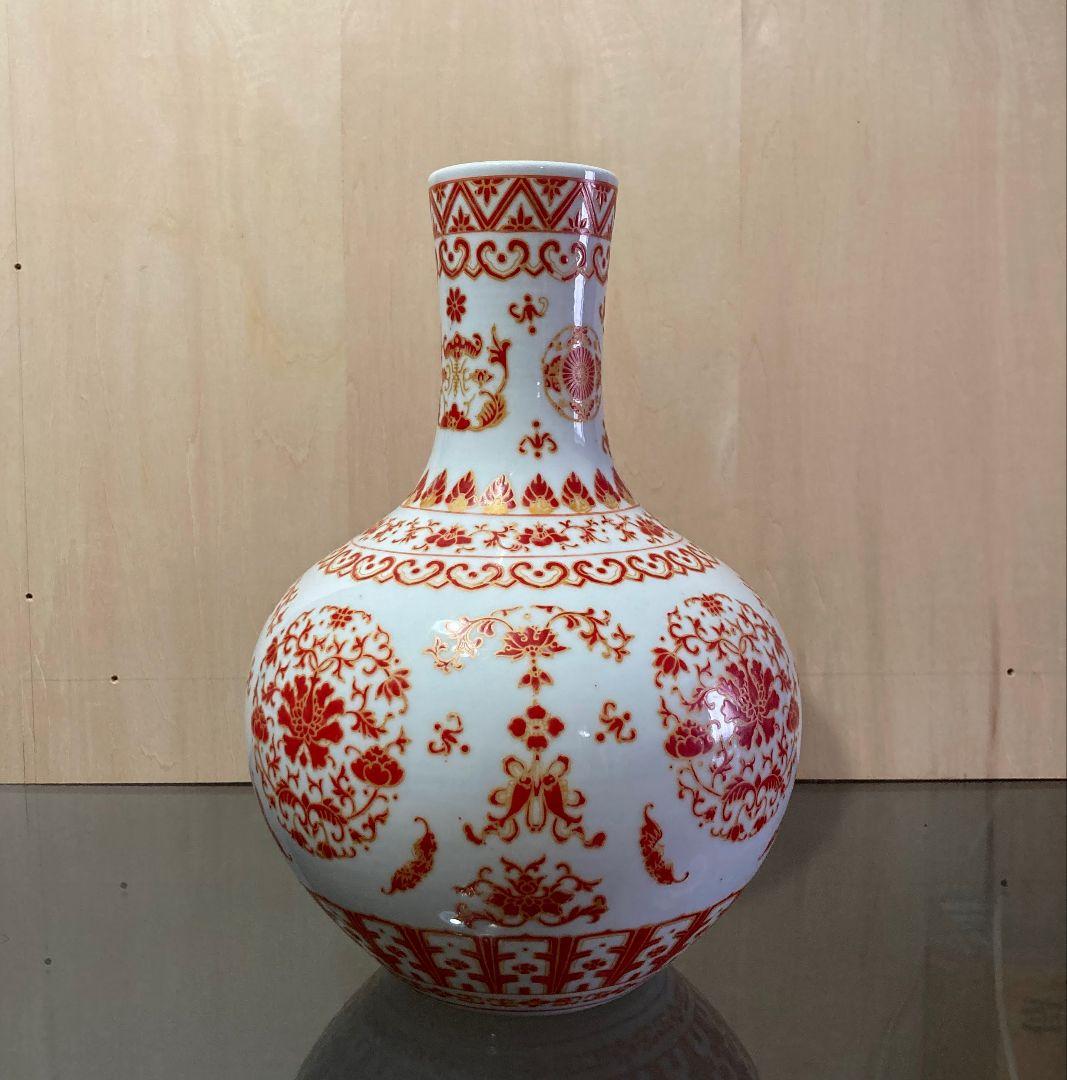 赤絵金彩文 花瓶 「乾隆年製」●華やかな赤絵金彩絵付け 高さ35cm ●