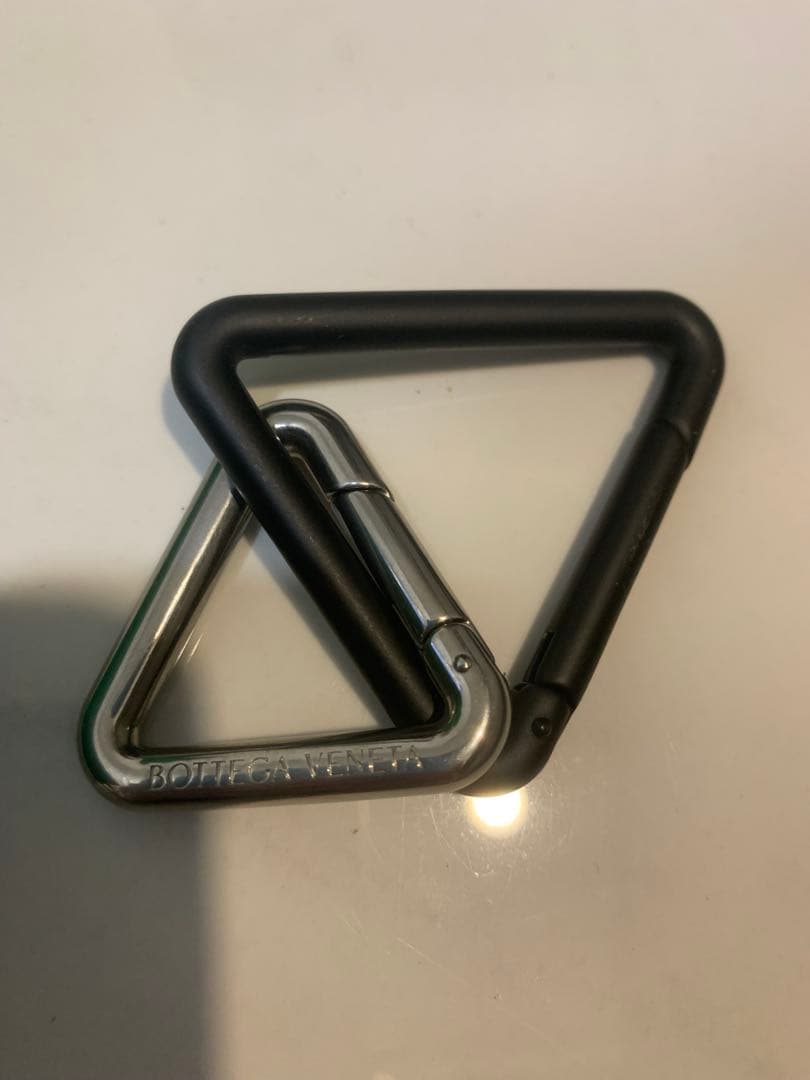 BOTTEGA VENETA 三角形キーホルダー