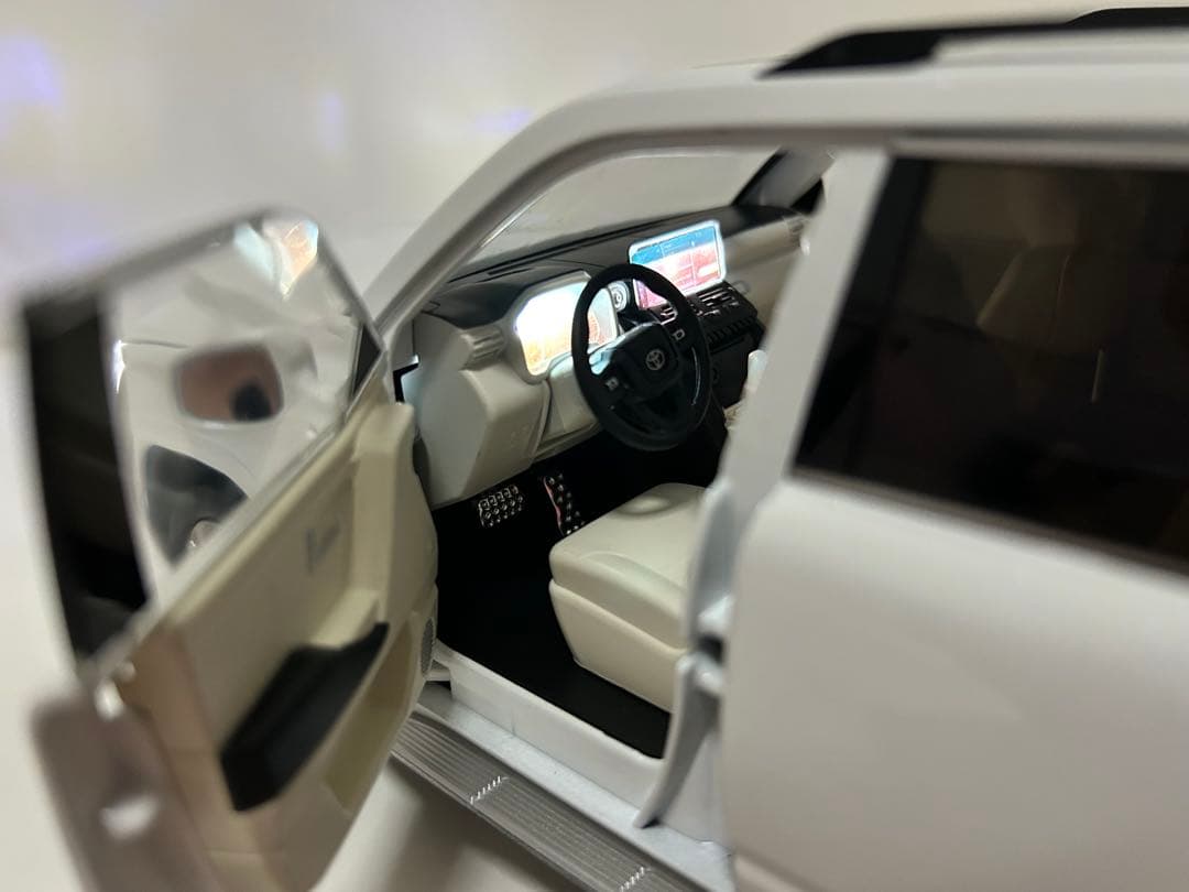 ランドクルーザー300 1/18 モデルカー ミニカー ダイキャストカー