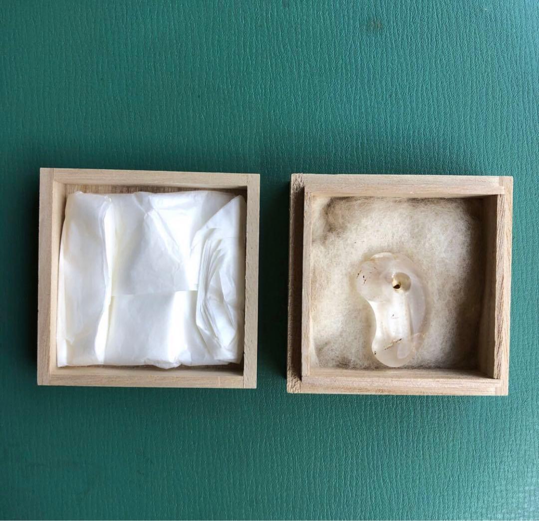 勾玉　（e）　箱付き