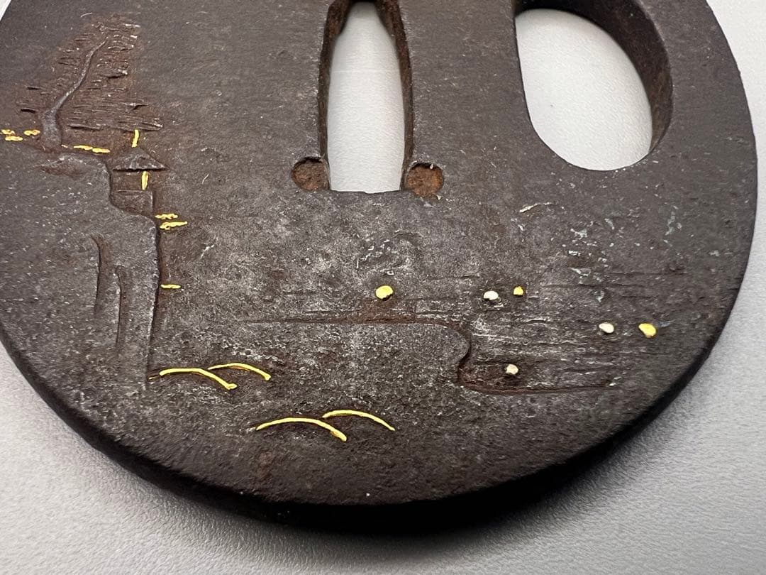 江戸期　小鉄鍔　人物風景図　金銀象嵌　金家在銘　刀装具　重量約52g　専用箱付