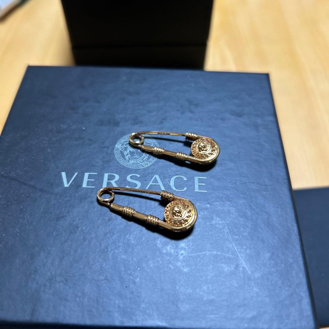 VERSACE ゴールド安全ピン型ピアス