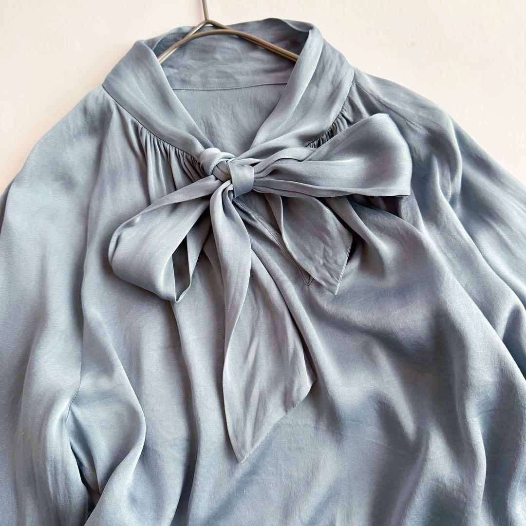 トゥモローランドコレクション ウォッシャブルサテン ボウタイギャザーブラウス