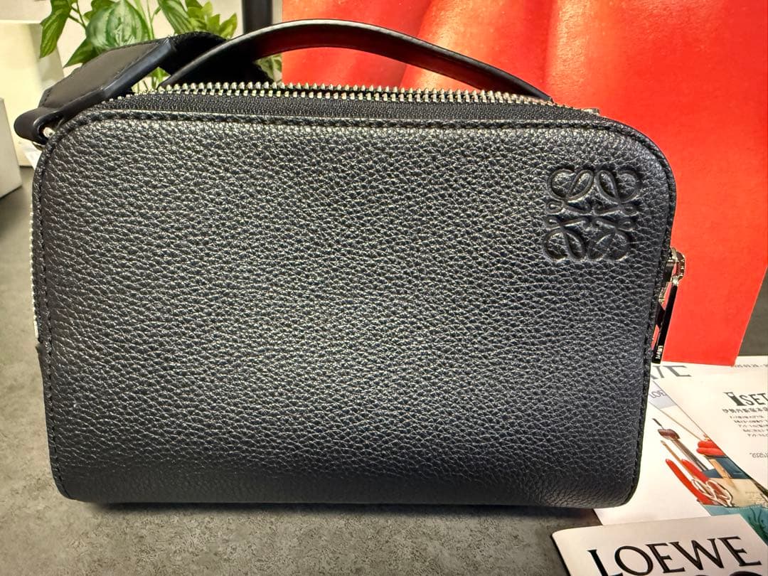 LOEWE ブラック レザー ショルダーバッグ