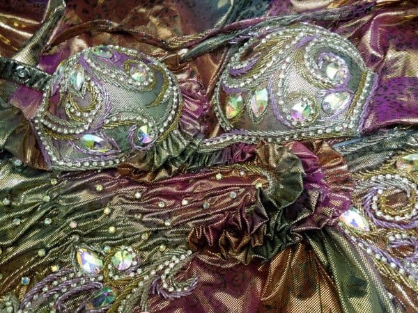 ピンク系グラデーションにゴールドラメのベリーダンス衣装