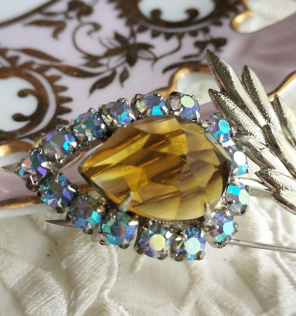 アンバーカラー雫型フラワー 虹色 ネオンブルー ビジュー ブローチと他1点