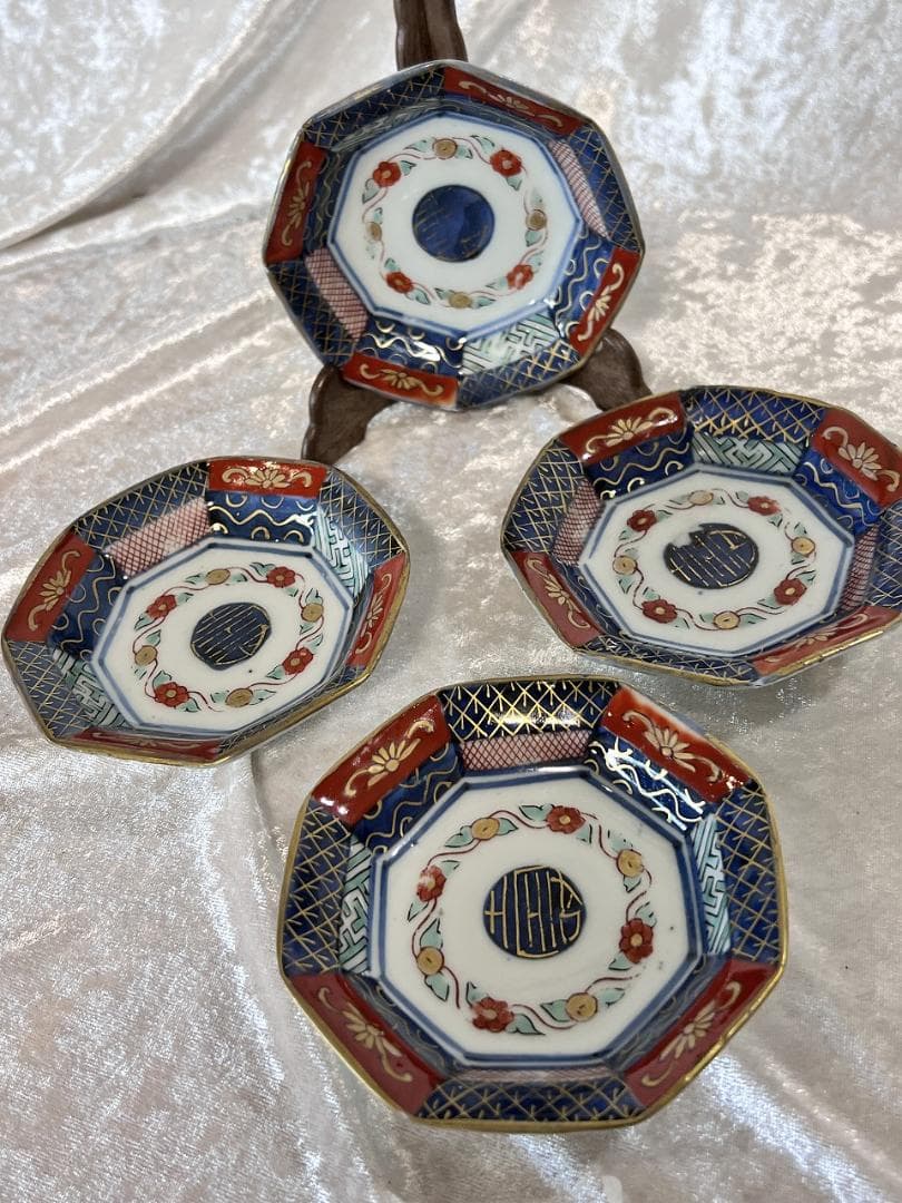 金彩色絵花草紋八角小皿　九谷焼（大聖寺伊万里）　明治　4枚組