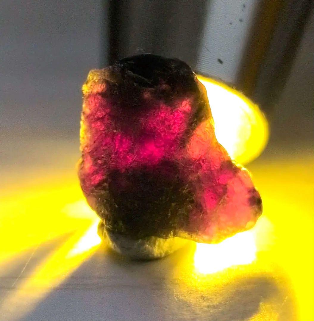 アレキサンドライト　希少宝石鉱物標本