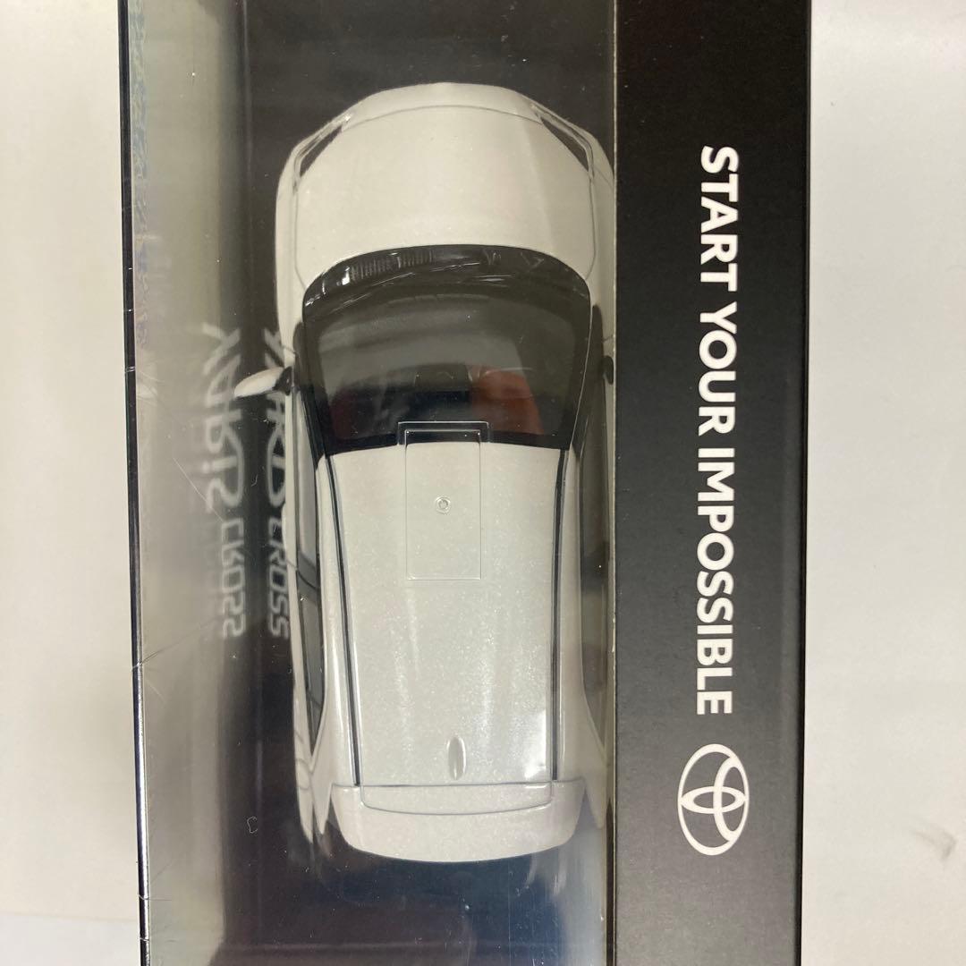 【非売品】トヨタ ヤリスクロス ミニカー ホワイトパールクリスタルシャイン 新品