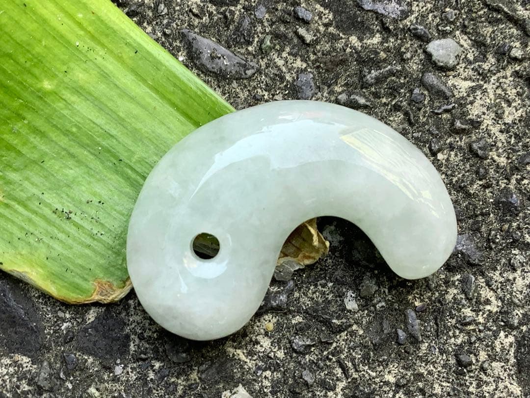 ✳吉祥開運　糸魚川翡翠勾玉*氷*アイスジェイド勾玉　極上品質　激安鑑別書取得品‼️