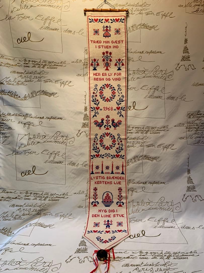 デンマーク製　北欧雑貨　ビンテージの伝統模様が刺繍された素敵な大型ベルプール！