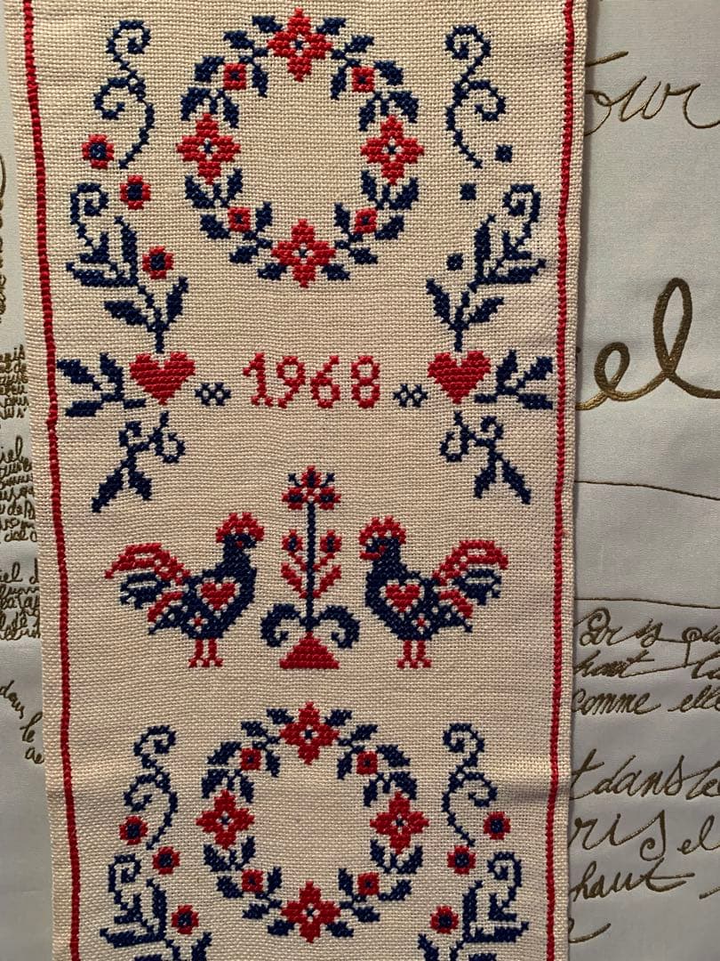 デンマーク製　北欧雑貨　ビンテージの伝統模様が刺繍された素敵な大型ベルプール！