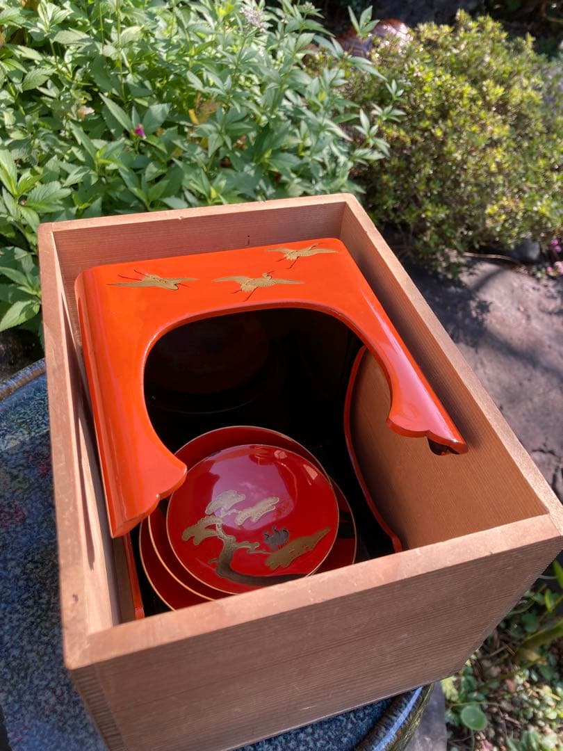 京都の美しいヴィンテージ品　昭和8年　漆器セット 鶴　盃　金箔装飾　正月　大晦日