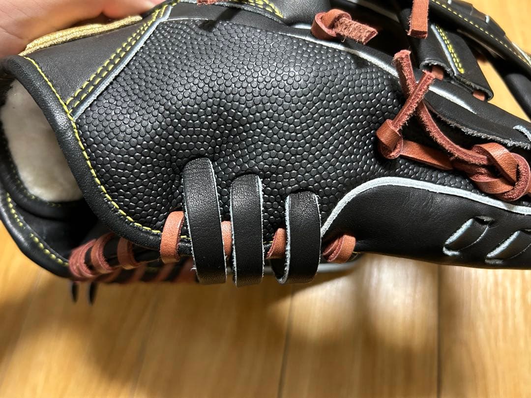 ウィルソン 野球グローブ 硬式・内野手用右投げ【定価　63800円】黒　ブラック