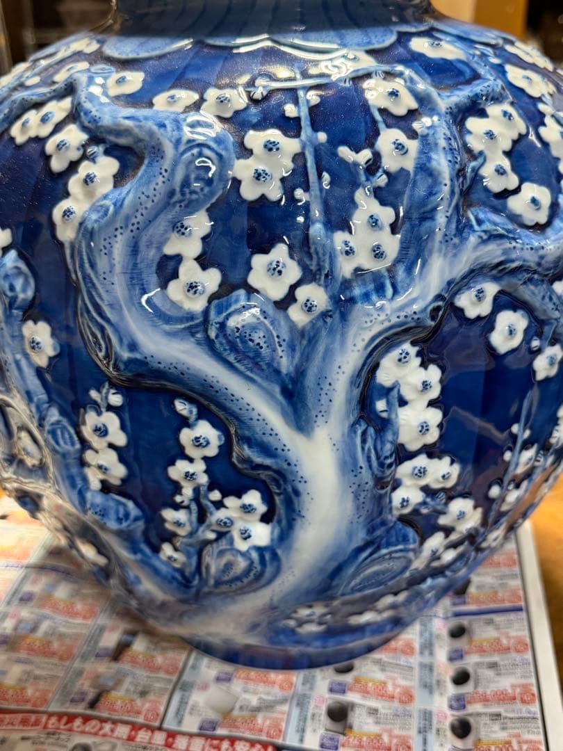 青い花模様の陶器の壺