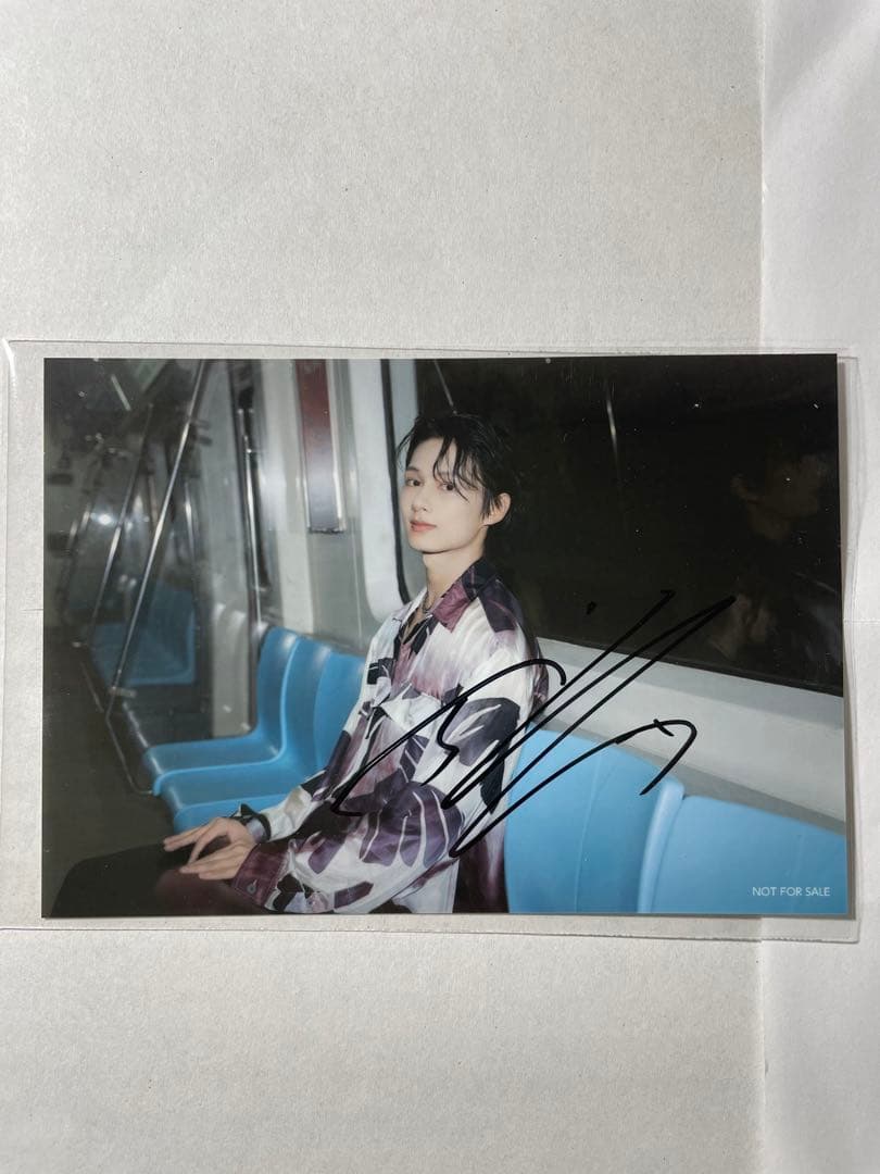 ジュン　SPILL THE FEELS　サイン入り生写真