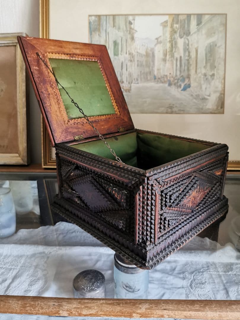 アンティーク 木製彫刻装飾トランプアート 蓋付き裁縫ボックス 内装総グリーン布張