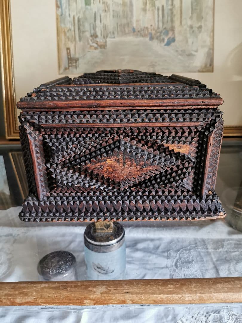 アンティーク 木製彫刻装飾トランプアート 蓋付き裁縫ボックス 内装総グリーン布張