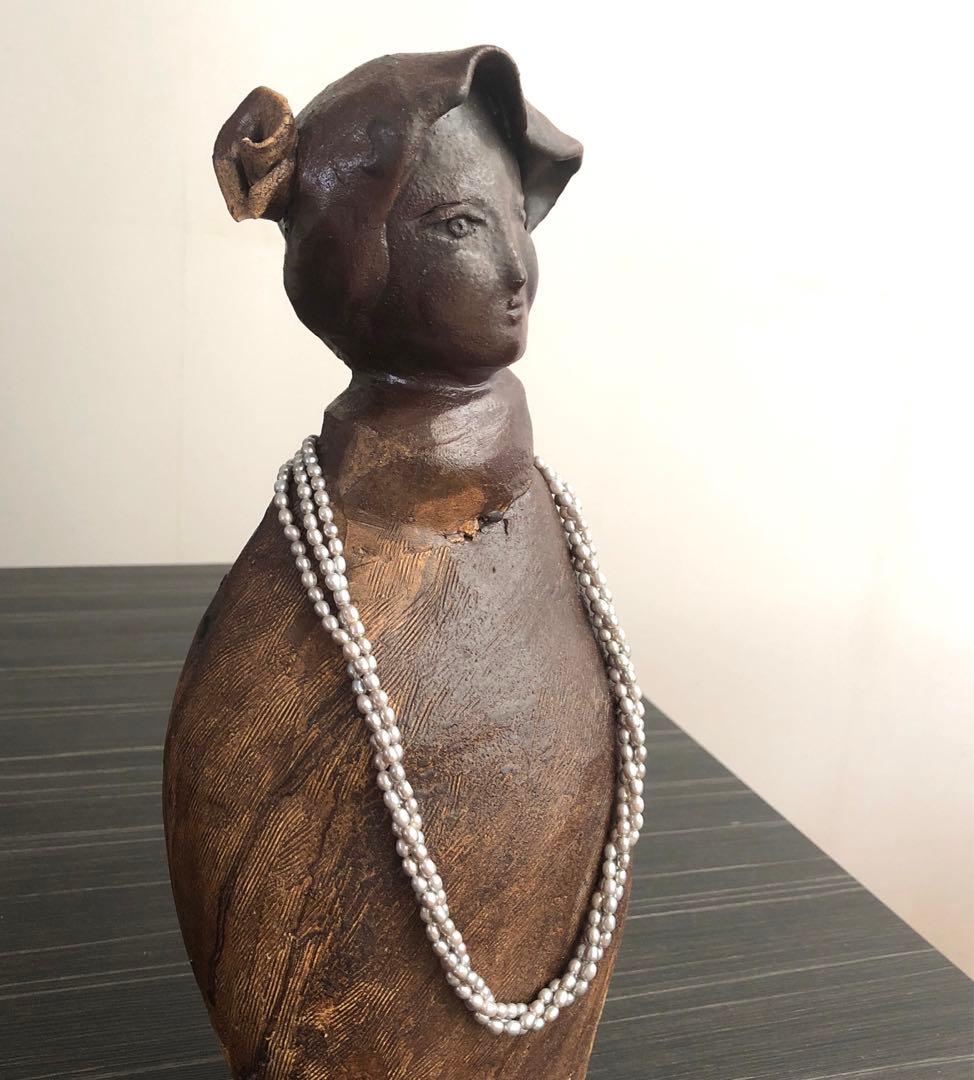 陶芸作品　陶人形シリーズ作品①   陶彫刻　淡水パールネックレスを装着