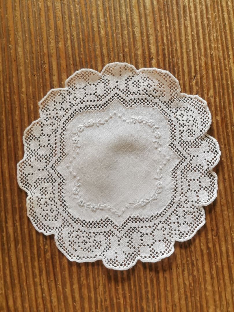 アンティーク フィレレース＆アペンツェル 白糸小花刺繍 フラワー型リネンドイリー