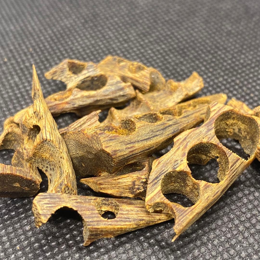 【極上品】高油分 伽羅 くり抜き端材 香木 濃厚な香り　5g